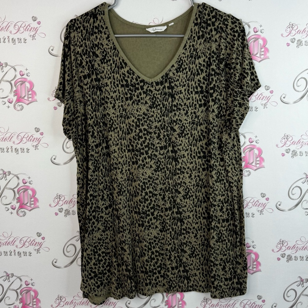 Reitmans t-shirt, green, gray, black Animal Print V-Neck Short Sleeve Top